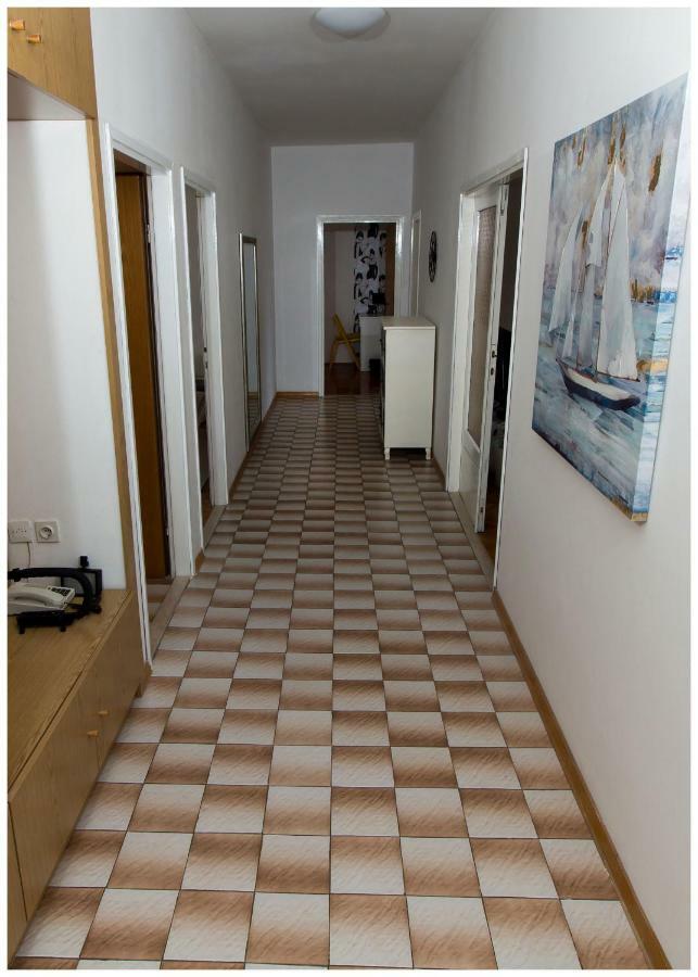 Large Apartment Between Split And Trogir คาชเตลา ภายนอก รูปภาพ