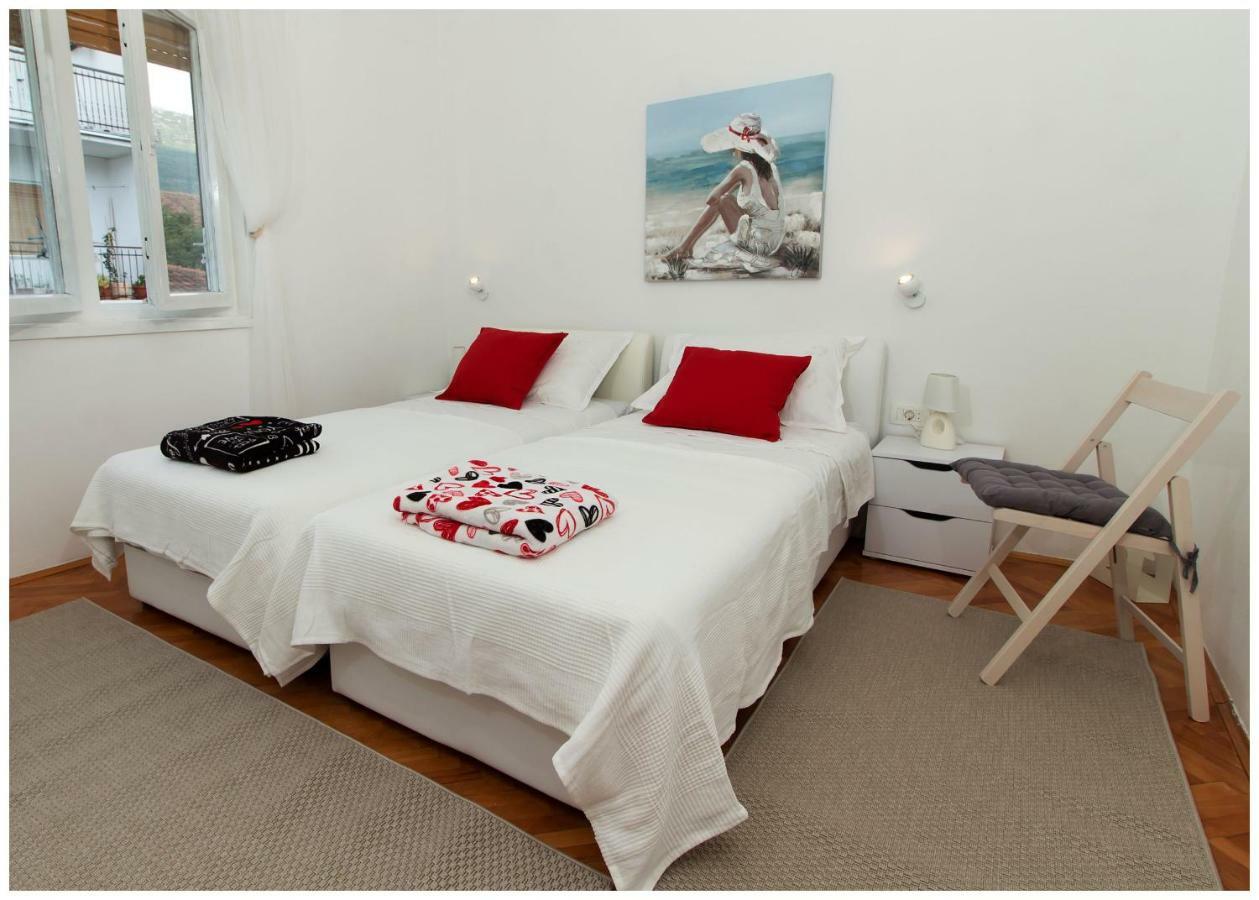 Large Apartment Between Split And Trogir คาชเตลา ภายนอก รูปภาพ