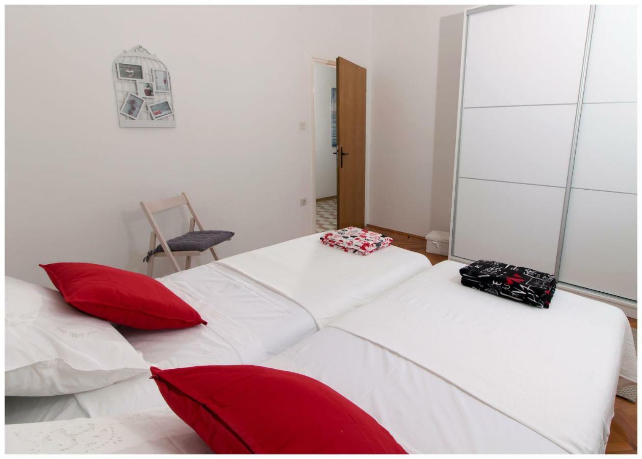 Large Apartment Between Split And Trogir คาชเตลา ภายนอก รูปภาพ