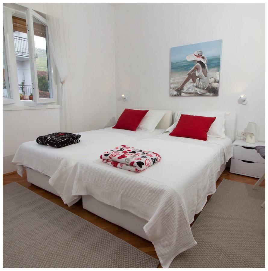 Large Apartment Between Split And Trogir คาชเตลา ภายนอก รูปภาพ