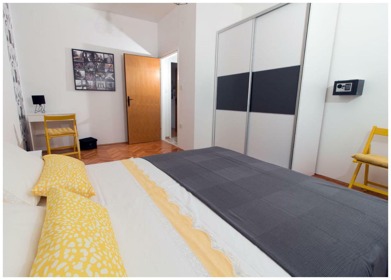 Large Apartment Between Split And Trogir คาชเตลา ภายนอก รูปภาพ