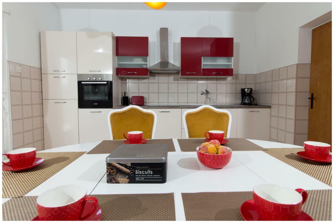 Large Apartment Between Split And Trogir คาชเตลา ภายนอก รูปภาพ